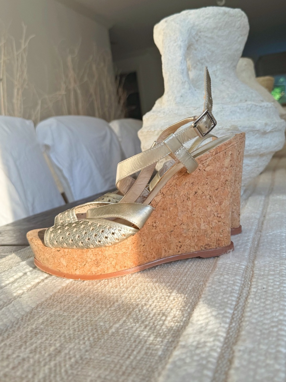 STUNNING VINCE CAMUTO GOLD PLATFORM WEDGE HEEL SANDALS ⭐️⭐️